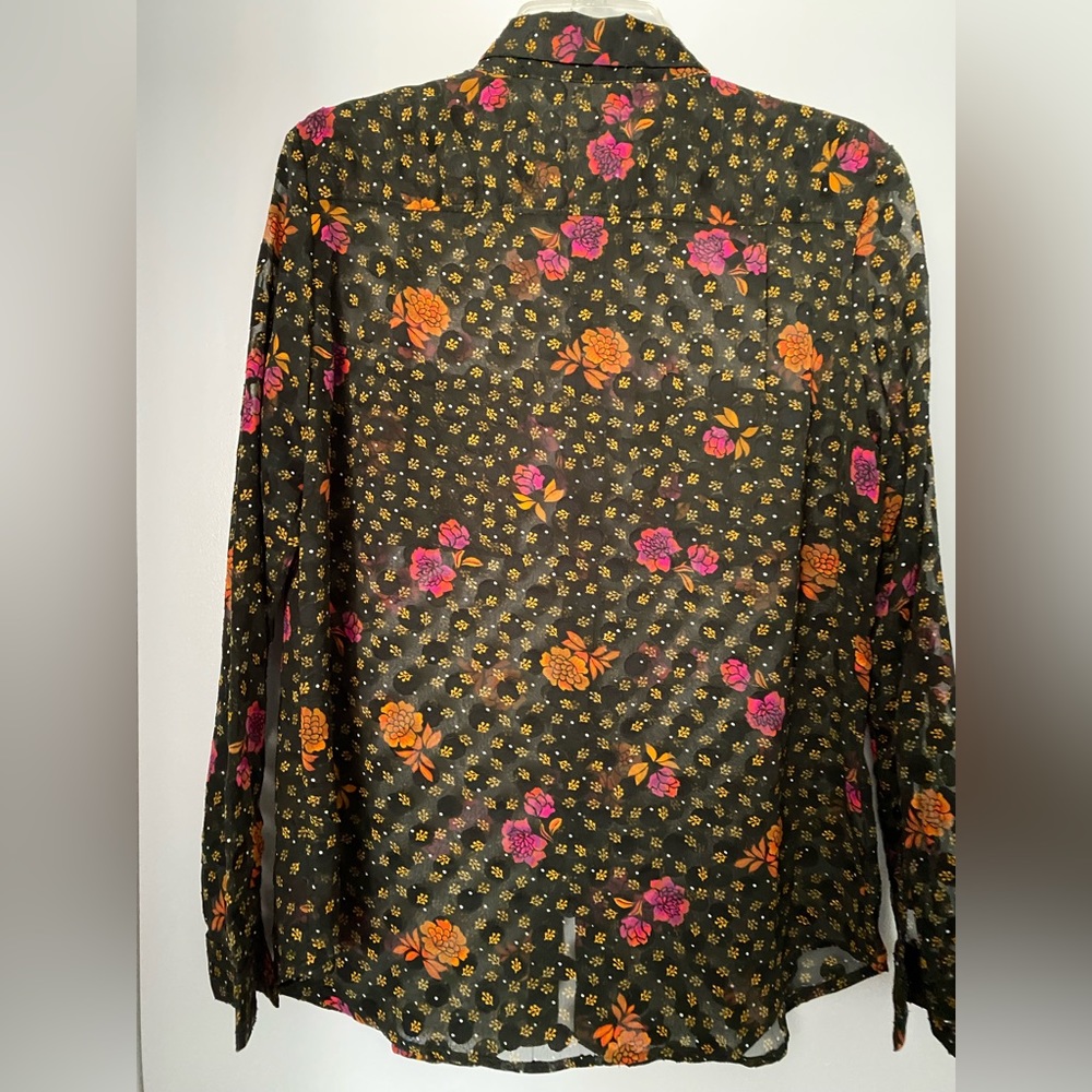 Flowy button down with great color contrasts.  Excellent condition.